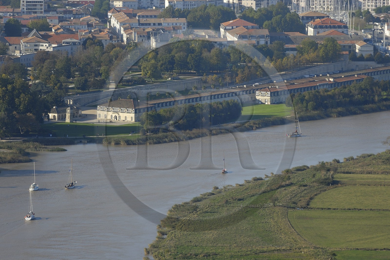 France, Charente-Maritime (17), Rochefort, la Corderie Royale dans le quartier de l'Arsenal le long de la Charente (vue aérienne)