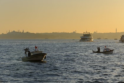 Turquie, Istanbul, bateaux de pêcheurs sur le Bosphore avec la Corne d'Or en arrière plan