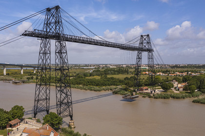 France, Charente-Maritime (17), Rochefort, le pont transbordeur de Rochefort (ou Martrou) construit par Ferdinand Arnodin en 1900, la nacelle en translation au dessus du fleuve Charente (vue aérienne)