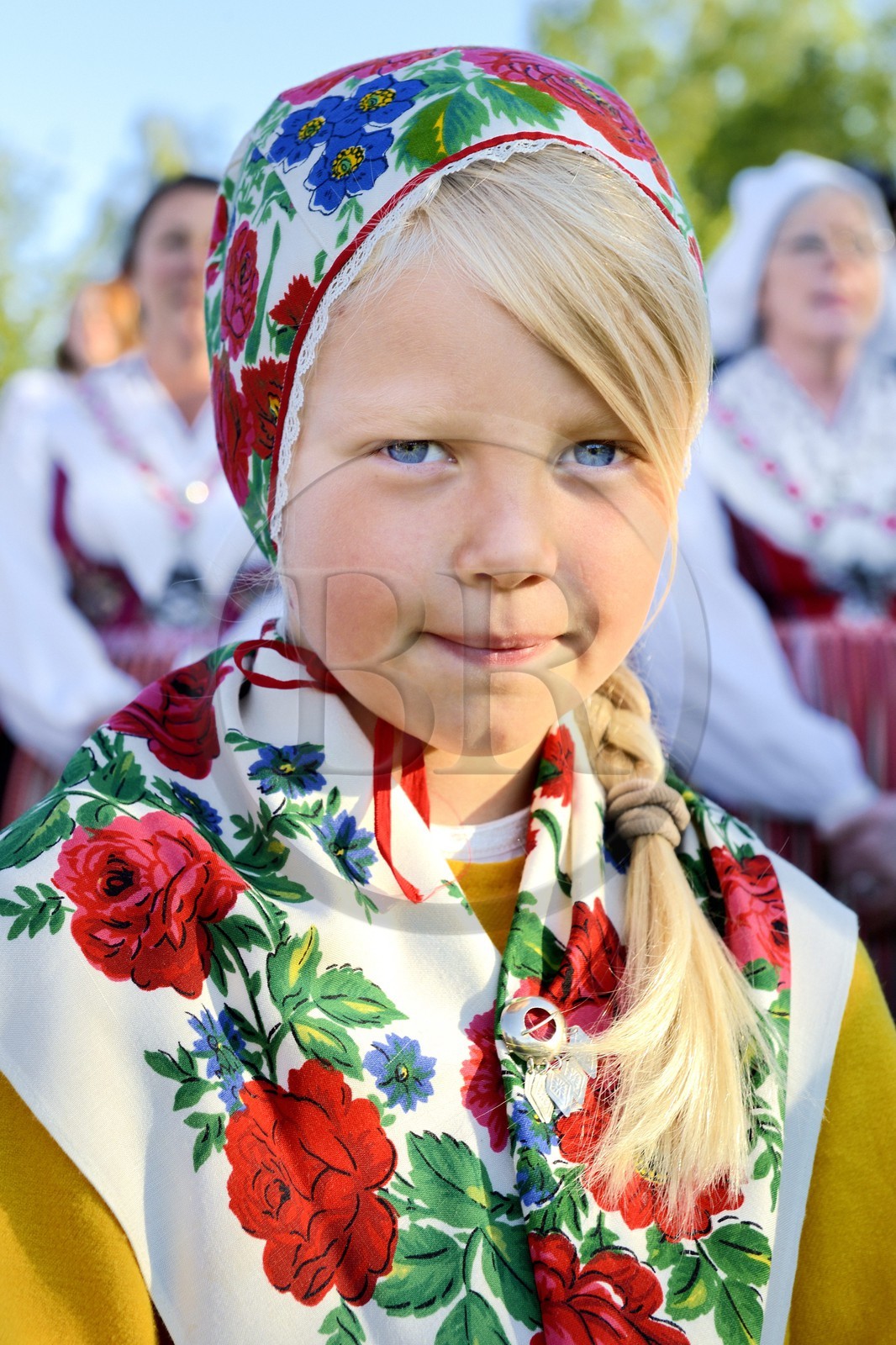 Suède, comté de Dalécarlie, région de Leksand, célébrations du solstice d'été dans le petit hameau de Hjulbäck, jeune fille en costume traditionnel