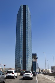 France, Bouches-du-Rhône (13), Marseille, Zone Euroméditerranée, l'autoroute du Littoral A55 au pied de la tour CMA CGM de l'architecte Zaha Hadid