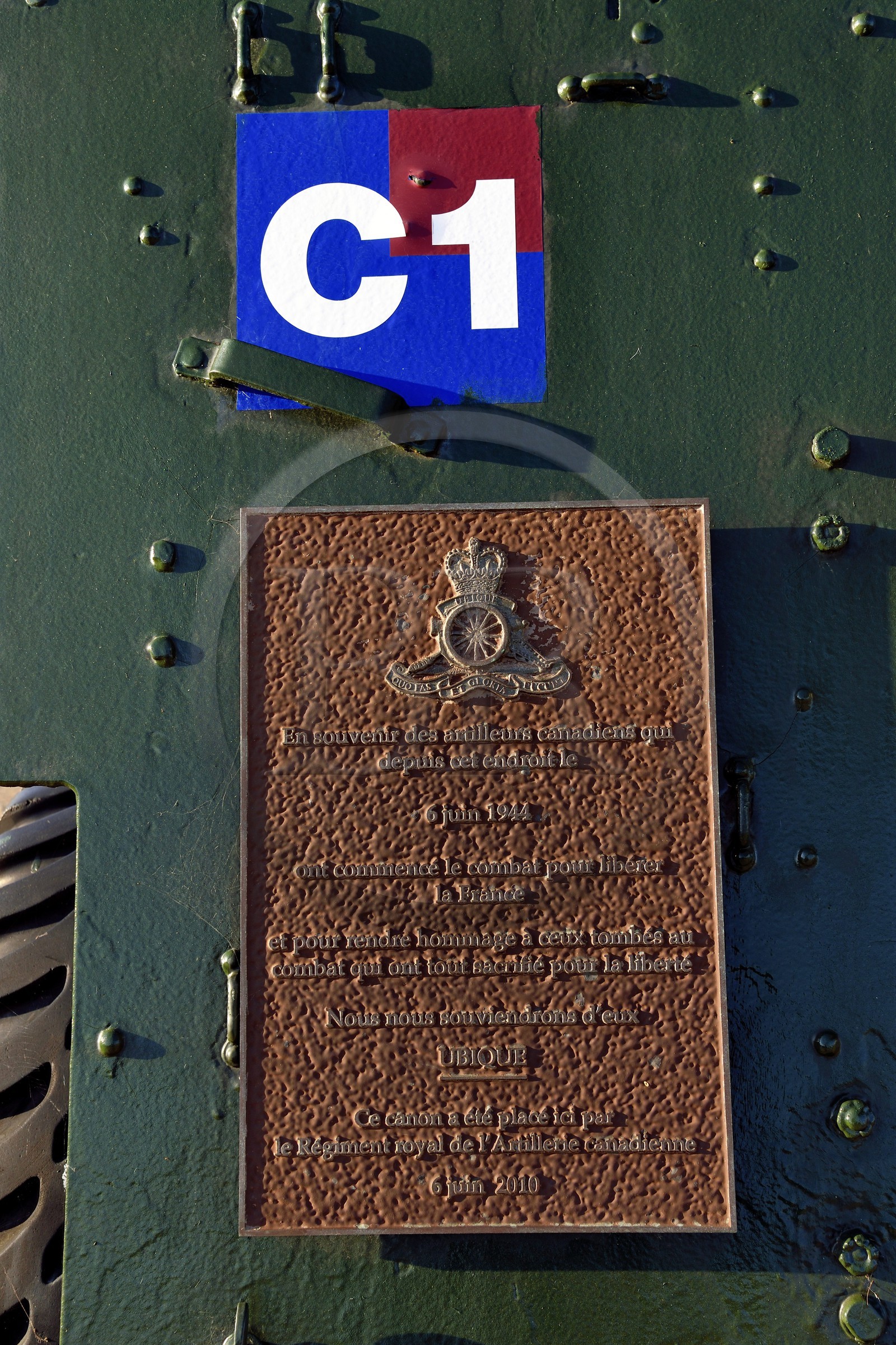 France, Calvados (14), Courseulles-sur-Mer, Centre Juno Beach, musée consacré au role du Canada lors de la Seconde Guerre Mondiale, plaque sur un canon Ordnance QF 25-pounder