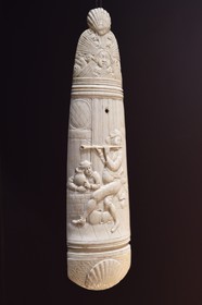 France, Dordogne (24), Périgord Pourpre, Bergerac, Musée d’anthropologie du tabac dans la Maison Peyrarède édifiée en 1604, rape à tabac en ivoir sculpté (france XVIIème siècle)
