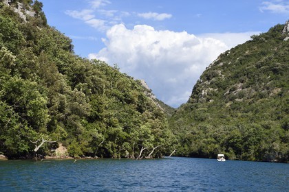 France, Alpes-de-Haute-Provence (04), Parc Naturel Régional du Verdon, bateau électrique dans les Basses Gorges du Verdon en aval du lac de Sainte Croix