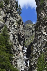 France, Alpes-Maritimes, parc national du Mercantour (Mercantour National Park), Valmasque valley, waterfall in the ice bolt