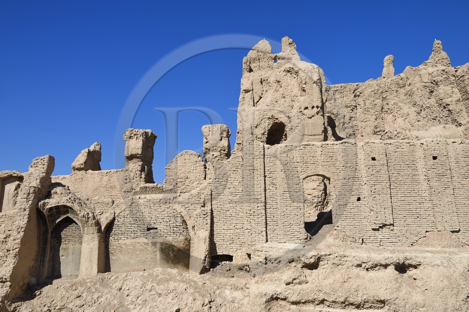Iran, Province d'Ispahan, désert du Dasht-e Kavir, ville de Nain ou Na'in, ruines du chateau de Narenj (Narenj Qal'e) en briques de terre crue (adobe)