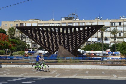 Israel, Tel Aviv, sculpture du mémorial de l'Holocaust de l'artiste Yigal Tumarkin sur la place Rabin