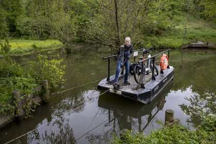 France, Vendée (85), Vouvant, labellisé Les Plus Beaux Villages de France, le bac à chaînes Les Iles sur la rivière La Mère qui entoure le village