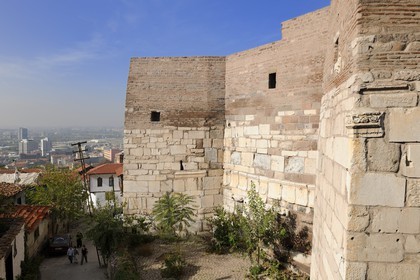 Turquie, Anatolie centrale, Ankara, vieille ville, remparts de la citadelle construits partiellement avec des pierres de l'époque antique