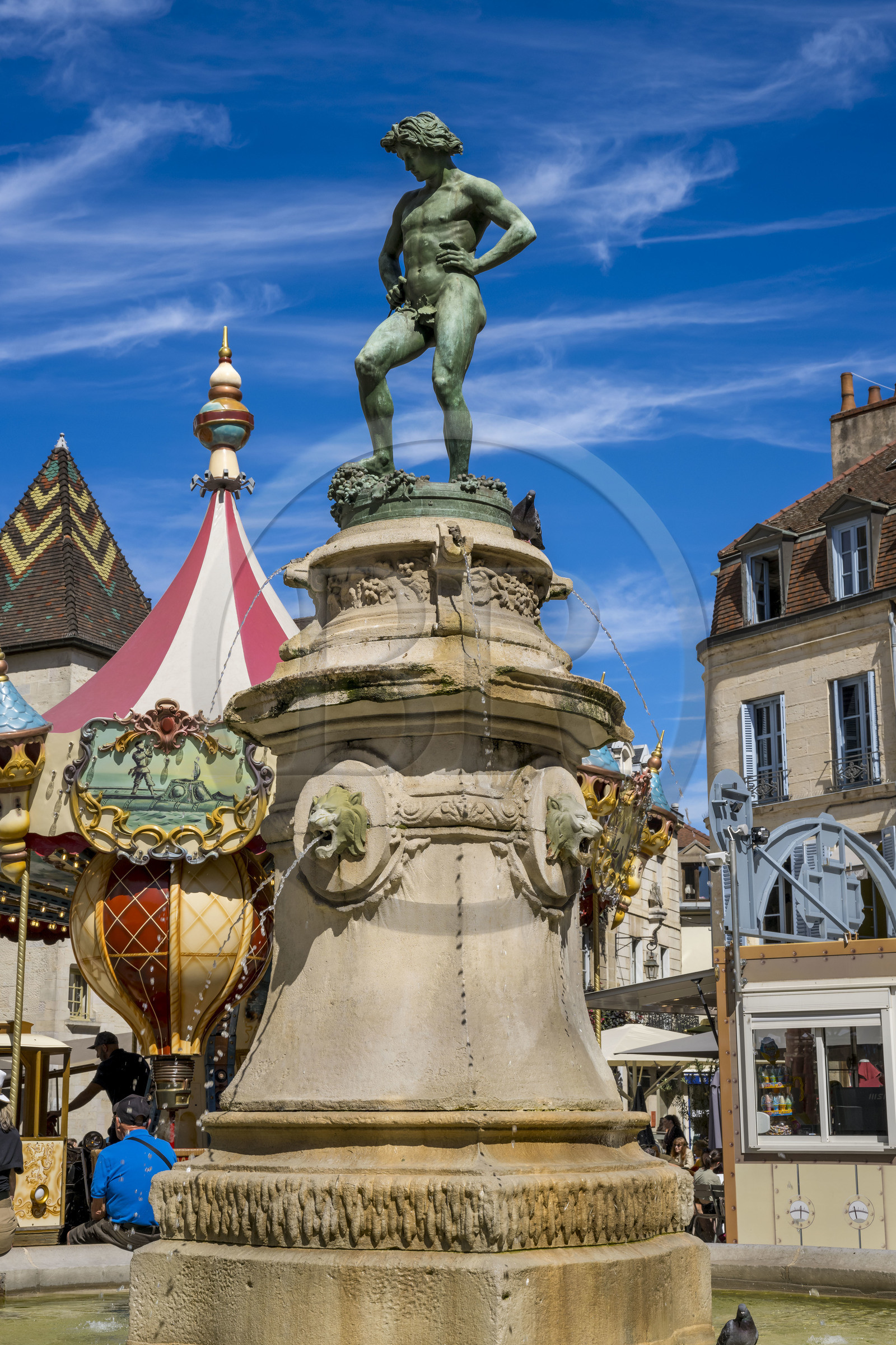 France, Côte-d'Or (21), Dijon, zone classée Patrimoine Mondial de l'UNESCO, fontaine du Bareuzai surmontée de la sculpture en bronze Le Vendangeur foulant le raisin (le bareuzai, bas rosés, en patois bourguignon)