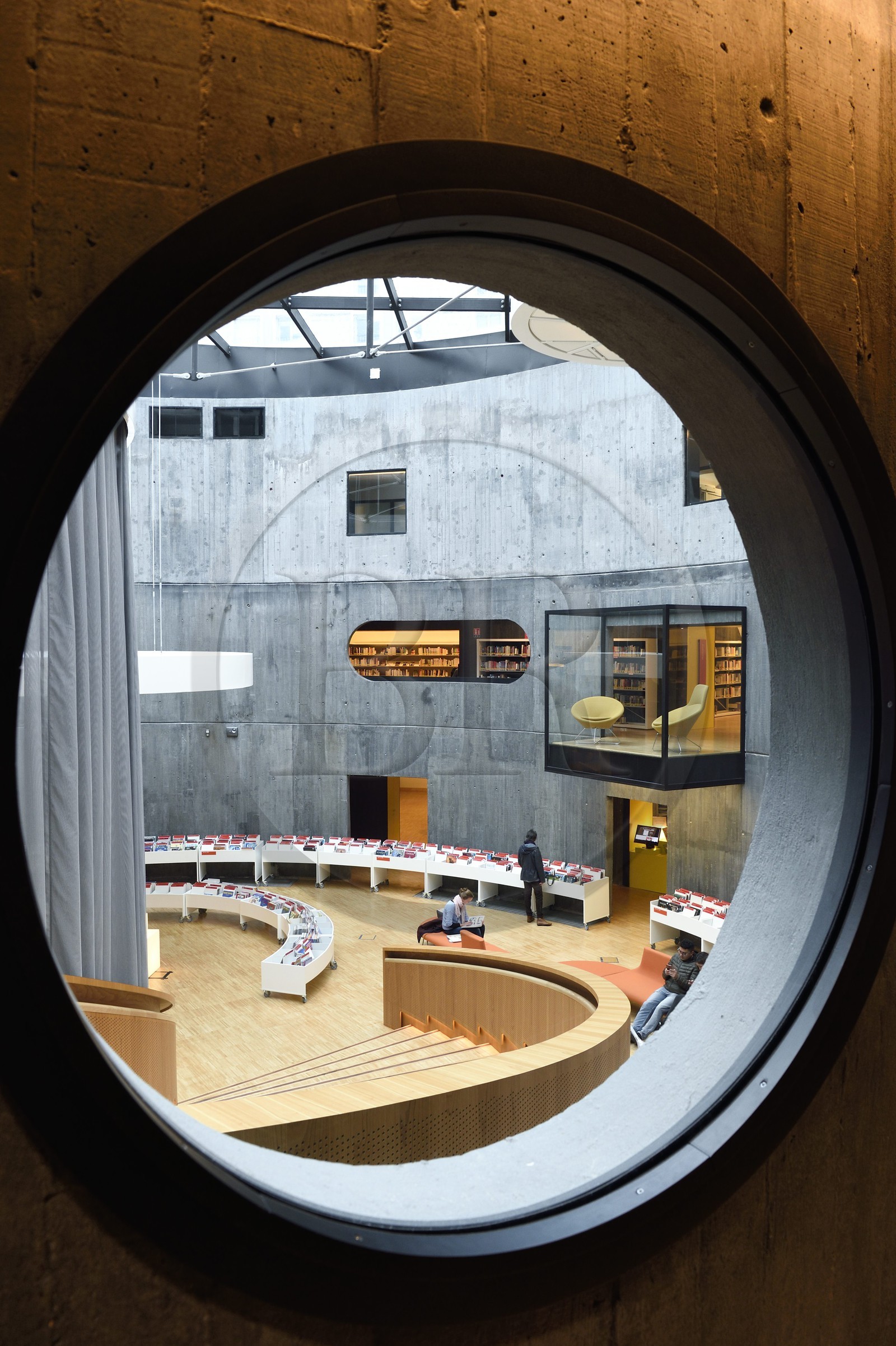 France, Seine-Maritime (76), Le Havre, Centre-ville reconstruit du Havre par Auguste Perret classé Patrimoine Mondial de l'UNESCO, le petit Volcan oeuvre de l'architecte Oscar Niemeyer, bibliothèque et médiathèque
