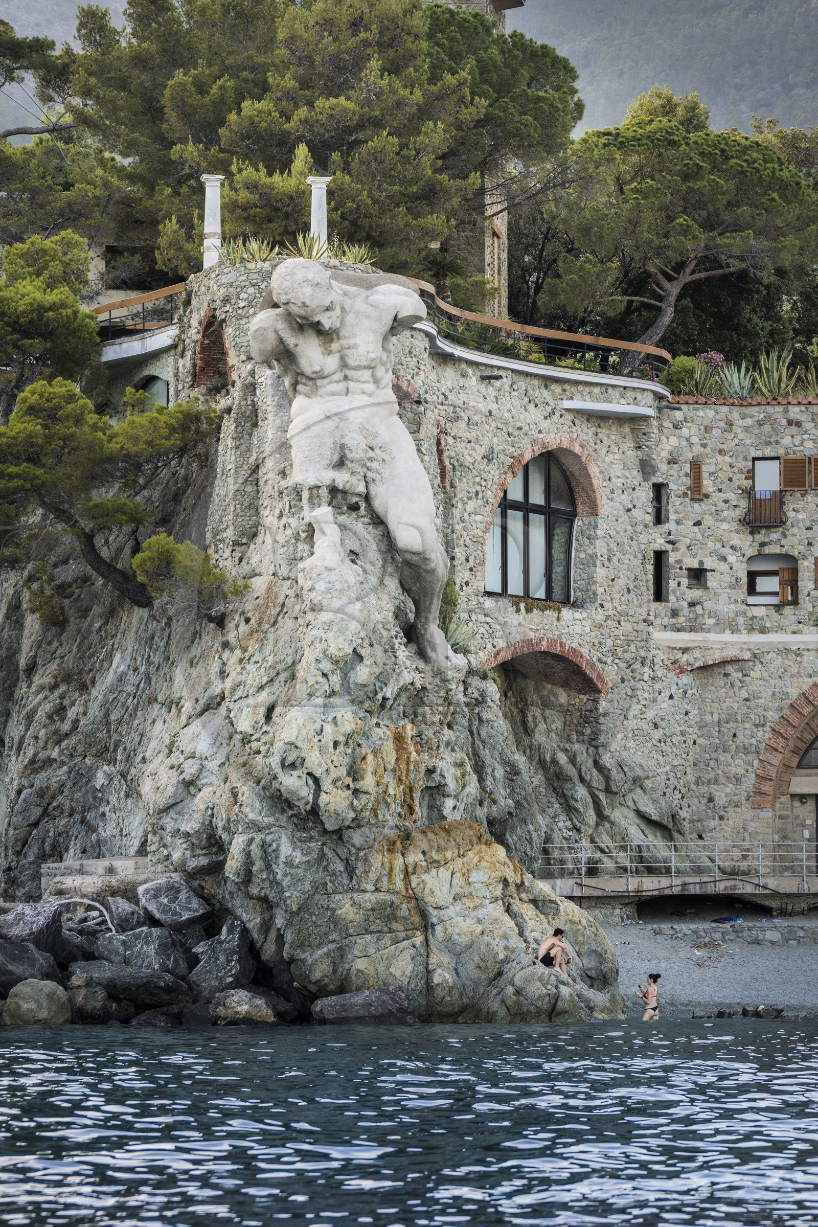 Italie, Ligurie, Cinque Terre, parc national des Cinque Terre classé Patrimoine Mondial de l'UNESCO, village de Monterosso al Mare, statue en béton du géant près de la plage de Fegina qui représente le dieu de la mer Neptune