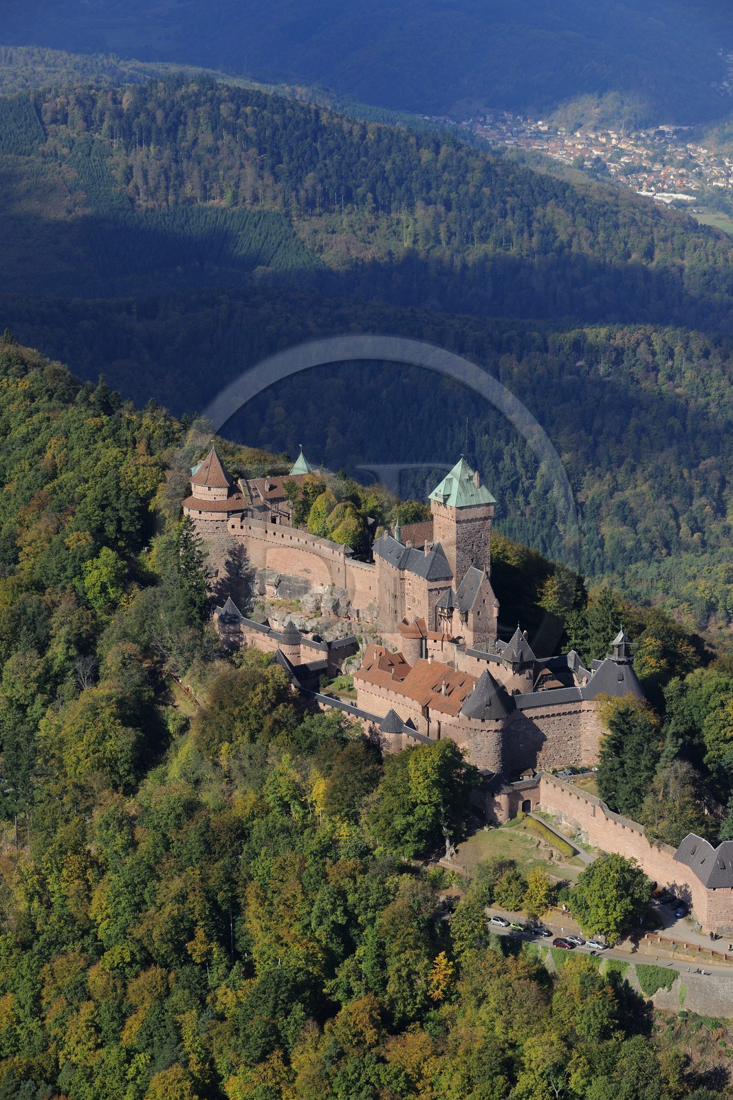 France, Bas-Rhin (67), le château du Haut-Koenigsbourg dans la forêt des Vosges (photo aérienne)