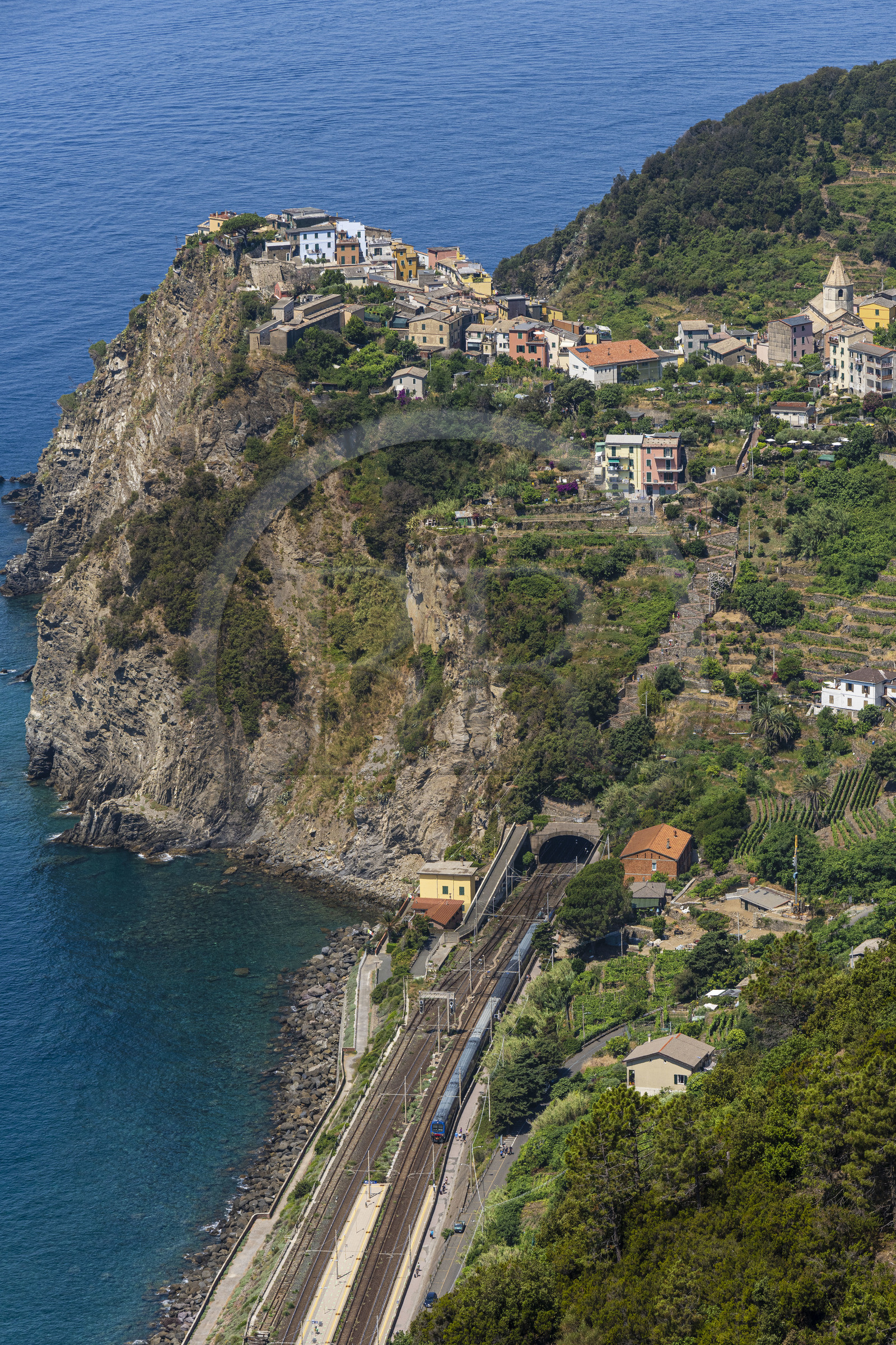 Italie, Ligurie, Cinque Terre, parc national des Cinque Terre classé Patrimoine Mondial de l'UNESCO, le village perché de  Corniglia située au sommet d'un promontoire surplombant la mer Méditerranée à environ 100 m d'altitude et sa gare accessible par escalier