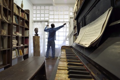 Gabon, Province du Moyen-Ogooué, Lambaréné, l'ancien Hopital Albert Schweitzer devenu musée, le piano sur lequel le docteur aimait jouer du Bach