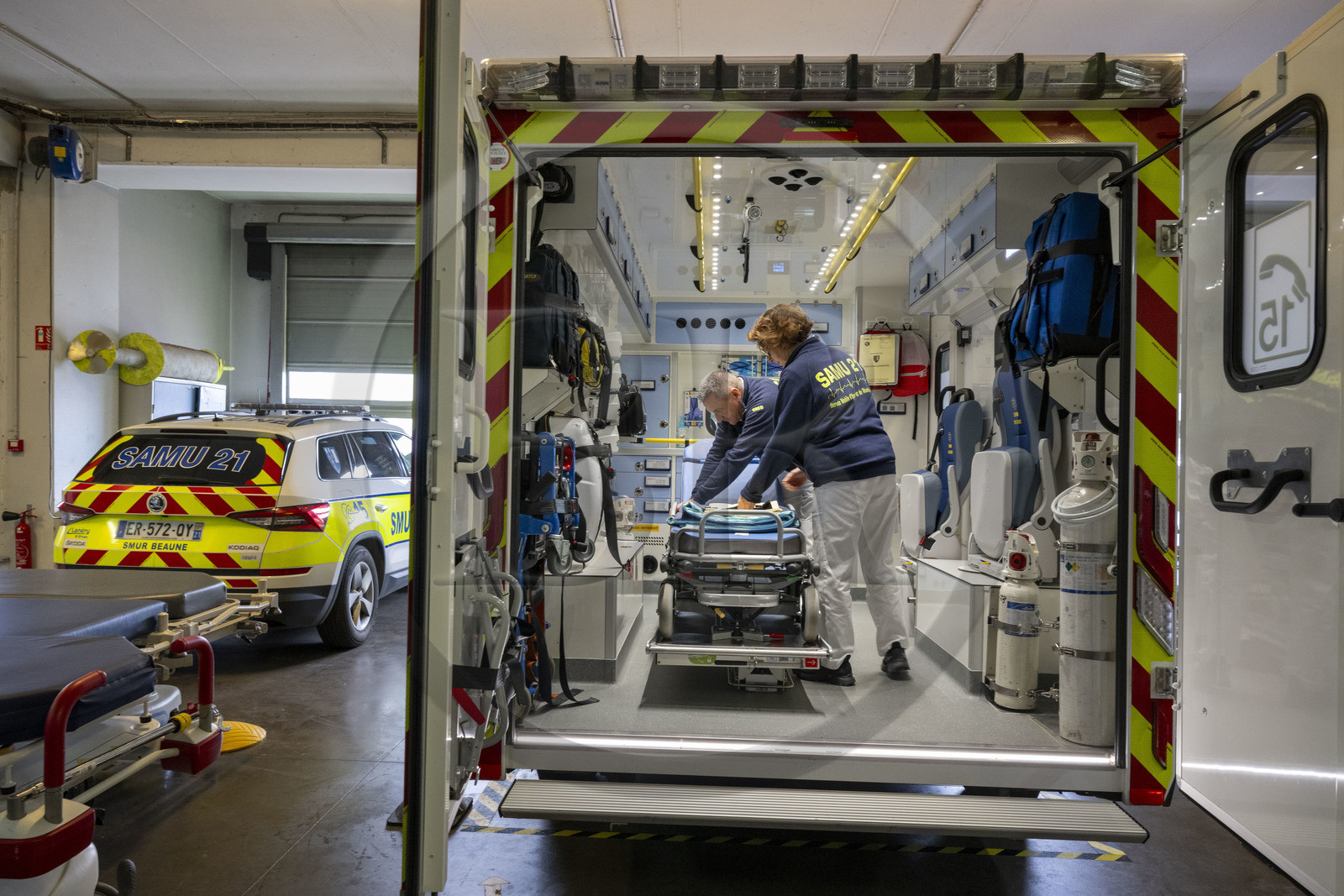 France, Côte-d'Or (21), les climats de Bourgogne classés Patrimoine Mondial de l'UNESCO, Beaune, Hospices Civils de Beaune, le centre hospitalier, nouveau camion médicalisé du SMUR (Service Mobile d'Urgence et de Réanimation) acquis grâce aux revenus de l’Hôtel-Dieu et du domaine viticole des Hospices de Beaune