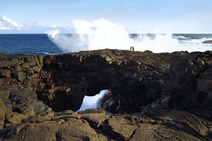 Ile de la Reunion, Côte Sud, Sainte-Philippe, vagues puissantes au lieu dit Le Souffleur d'Arbonne
