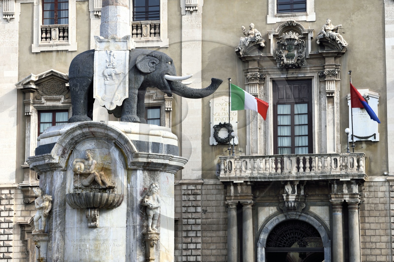Italie, Sicile, Catane, ville baroque classée au Patrimoine Mondial de l'UNESCO, Piazza del Duomo, la fontaine de l'Elephant en basalte et marbre blanc du XVIIIe siècle est le symbole de la ville