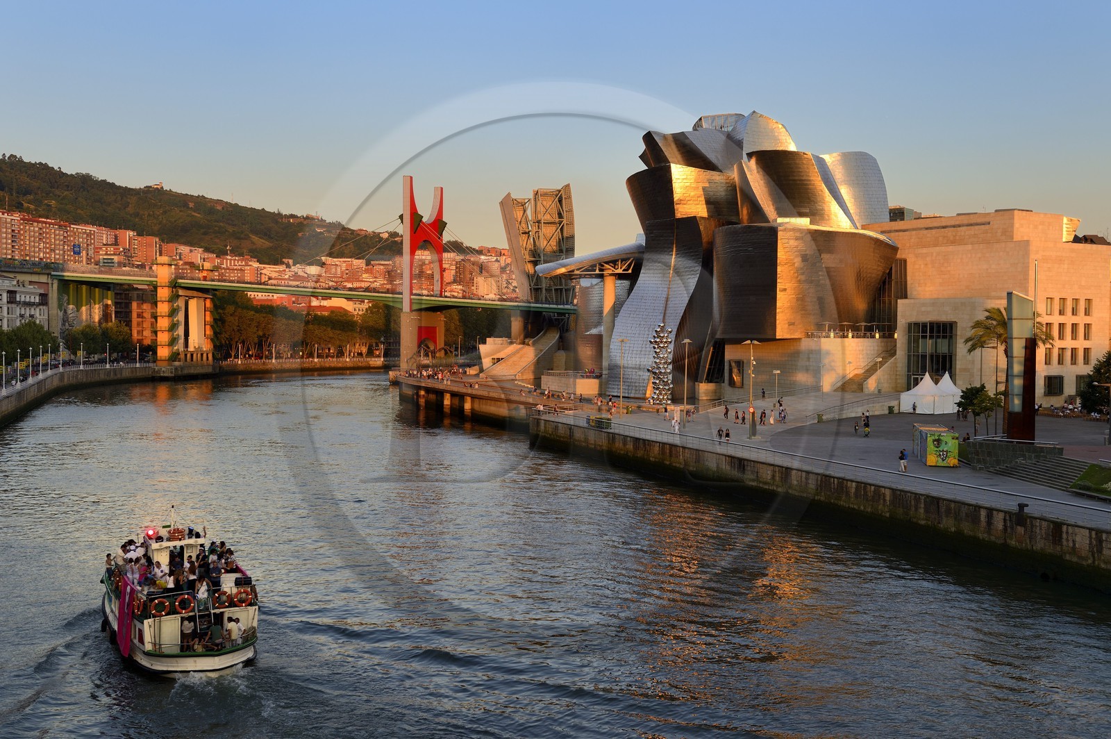 Espagne, Biscaye, Pays Basque espagnol, Bilbao, le musée Guggenheim de l'architecte Frank Gehry et Pont de La Salve avec l'installation de l'artiste français Daniel Buren Les Arches Rouges en arrière plan