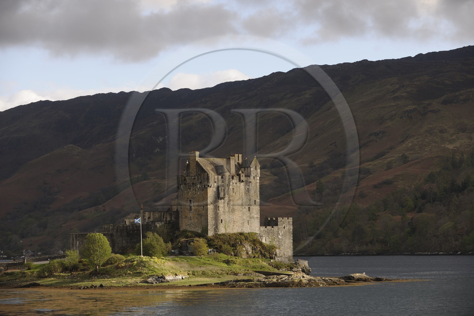Royaume-Uni, Ecosse, région des Highlands, comté de Ross & Cromarty, Eilean Donan Castle, château à l'entrée du Loch Duich