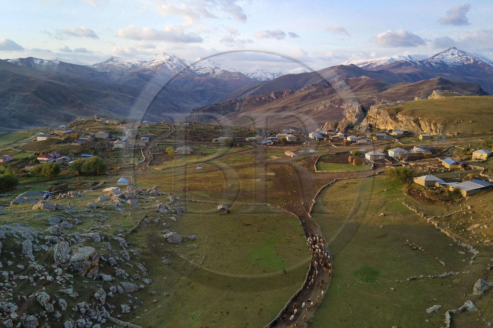 Azerbaïdjan, région de Quba (Guba), chaine de montagne du Grand Caucase, village de Giriz à l'aube (vue aérienne)