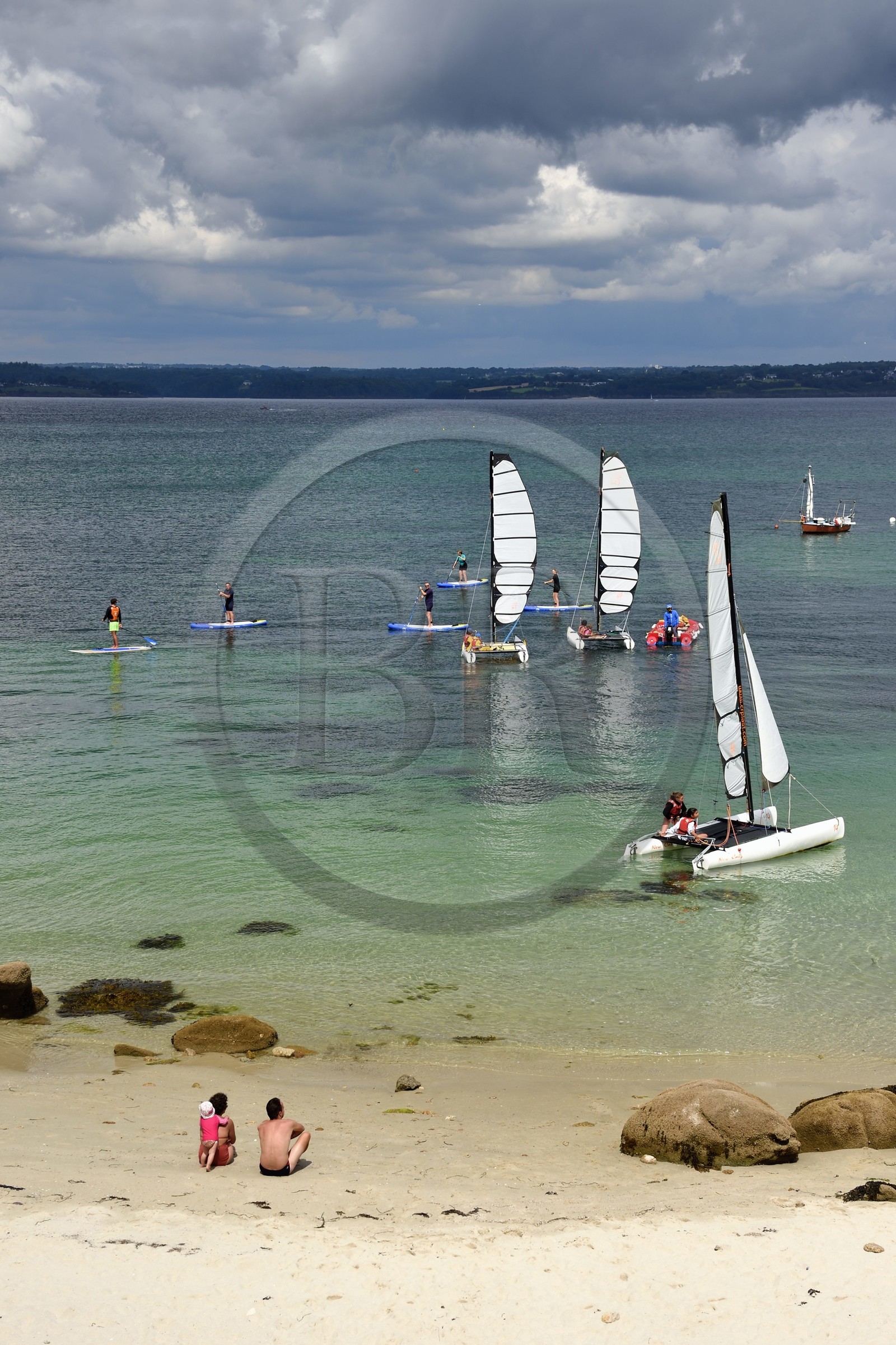 France,  Finistère (29), Fouesnant, le littoral entre le Cap Coz et la Pointe de Beg Meil, catamaran d'apprentissage de la voile pour les enfants