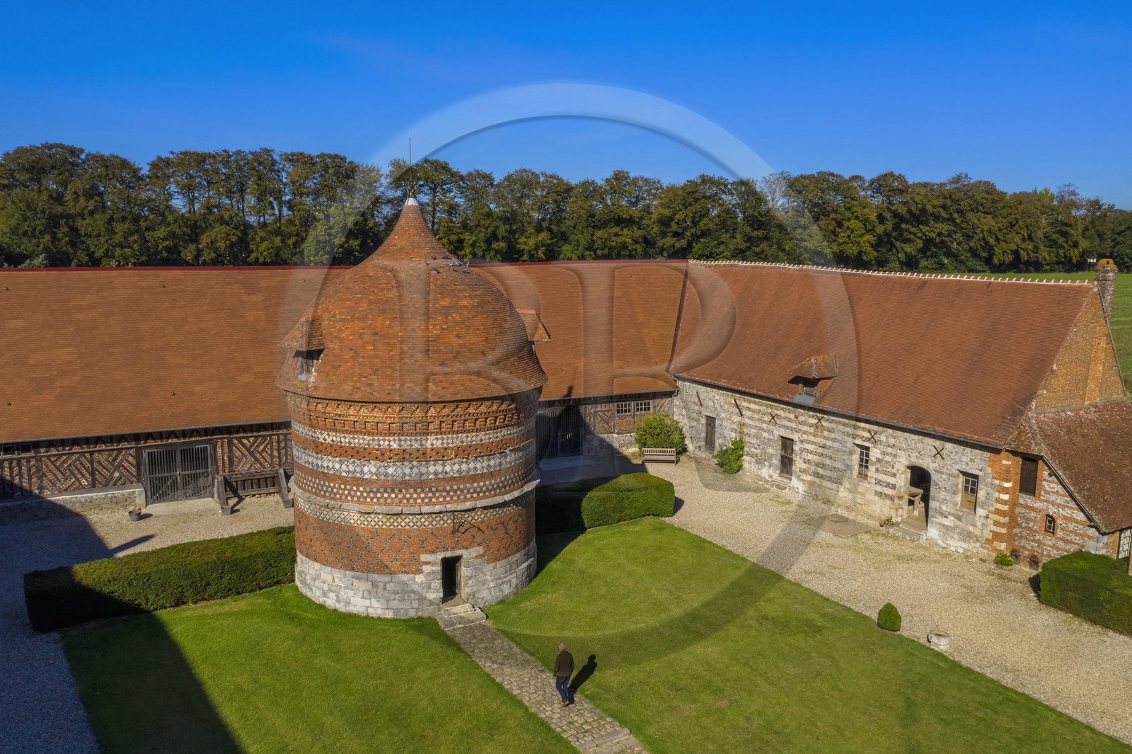 France, Seine-Maritime (76), Côte d'Albatre, Pays de Caux, Varengeville-sur-Mer, le Manoir d'Ango et son colombier (vue aérienne)