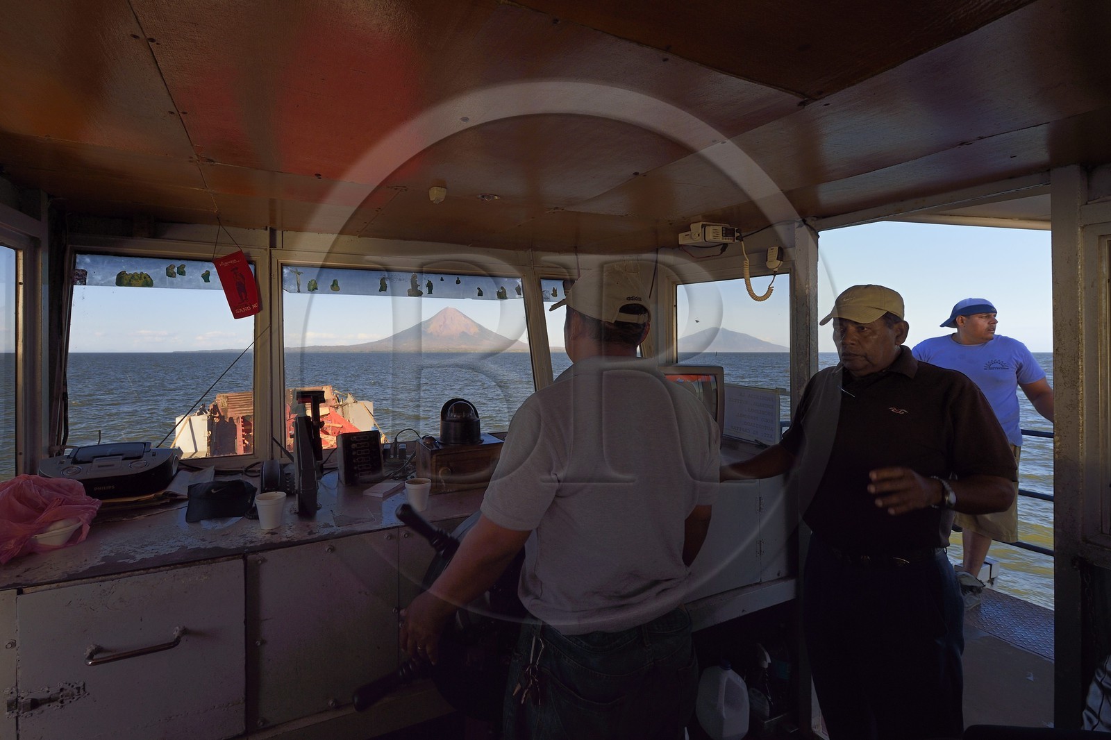 Nicaragua, le lac Nicaragua, ferry reliant San Jorge à Moyagalpa sur Ile d'Ometepe avec en fond le volcan Conception (1610 m) toujours en activité