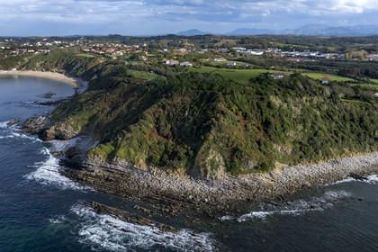 France, Pyrénées-Atlantiques (64), la côte du Pays-Basque, Saint-Jean-de-Luz, sentier du littoral sur le GR 8, la pointe entre la plage d’Erromardie et la plage de Lafitenia en arrière plan à gauche (vue aérienne)