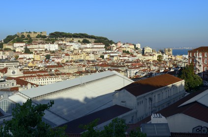 Portugal, Lisbonne, vue sur le quartier de la Baixa depuis le Miradouro de Sao Pedro de Alcantara et le Castelo Sao Jorge (château Saint Georges) sur la colline