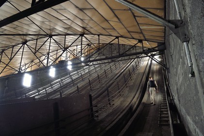 France, Puy-de-Dôme (63), Clermont-Ferrand, Pistes d'essai de l'usine Michelin de Cataroux, trois toboggans longs de 450 m et dont les extrémités recourbées culminent entre 20 m et 30 m de haut