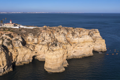 Portugal, Algarve, Lagos, phare à la pointe de Ponta da Piedade (vue aérienne)