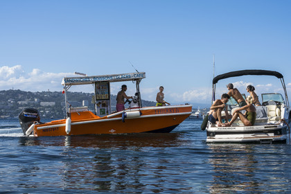 France, Alpes-Maritimes (06), Cannes, Iles de Lérins, Ile Sainte-Marguerite, bateau glacier bar et snacks faisant le tour des bateaux au mouillage