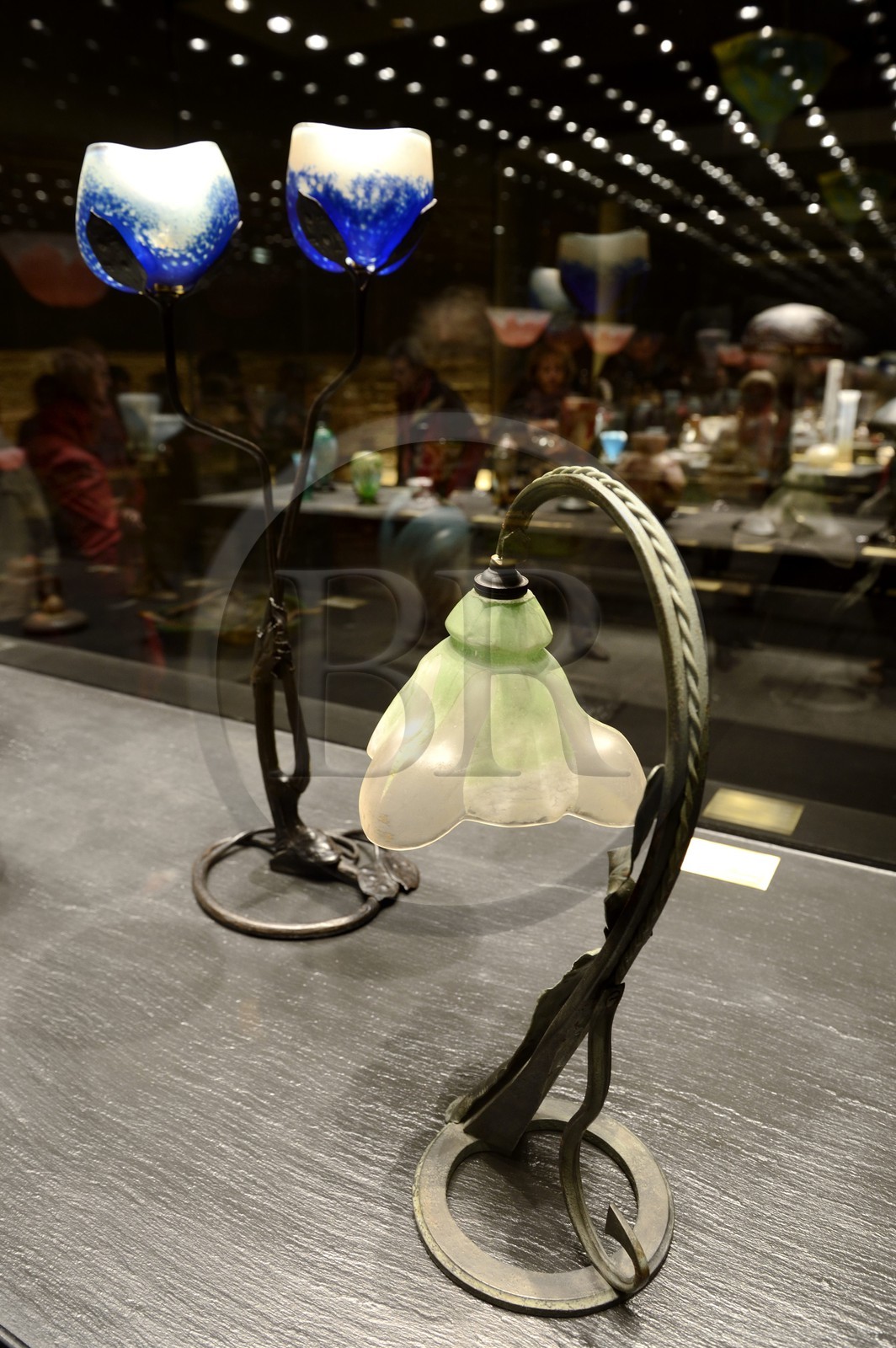 France, Meurthe-et-Moselle (54), Nancy, place Stanislas, musée des Beaux Arts, salle de la collection Daum, lampe perce-neige (1905) et lampe monnaie du pape (1903) en arrière plan France, Meurthe-et-Moselle (54), Nancy, place Stanislas, musée des Beaux Arts, salle de la collection Daum, lampe perce-neige (1905) et lampe monnaie du pape (1903) en arrière plan