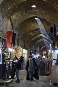 Iran, province d'Ispahan, Ispahan, mollah dans le Bazar-e Bozorg (Grand Bazar), immense bazar couvert qui remonte à près de 1300 ans, magasin de vetements