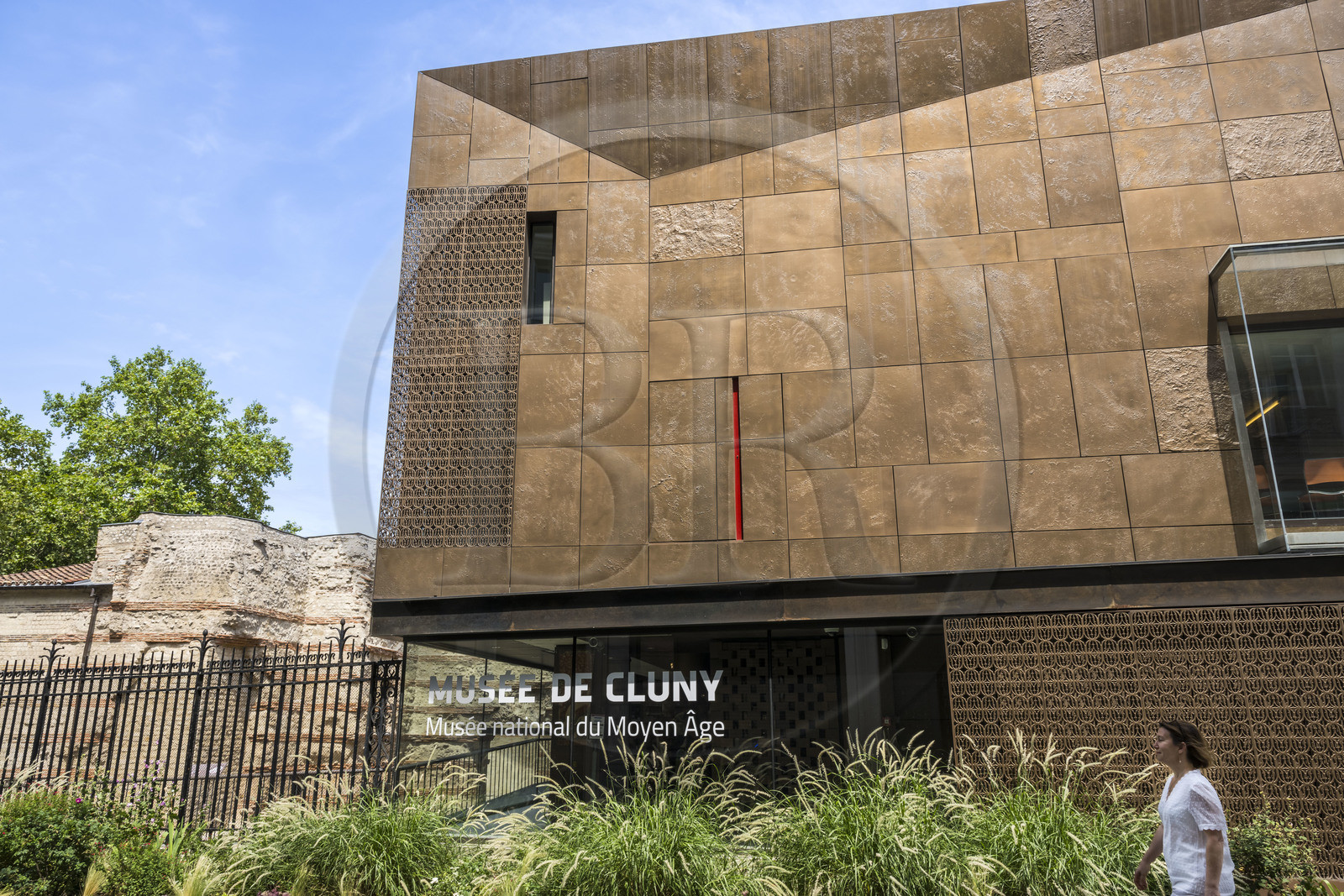 France, Paris, Musée de Cluny - Musée national du Moyen-Age (Middle Ages Museum in the former Hotel de Cluny), the new modern building adjoining the former private mansion of Cluny and the Roman baths