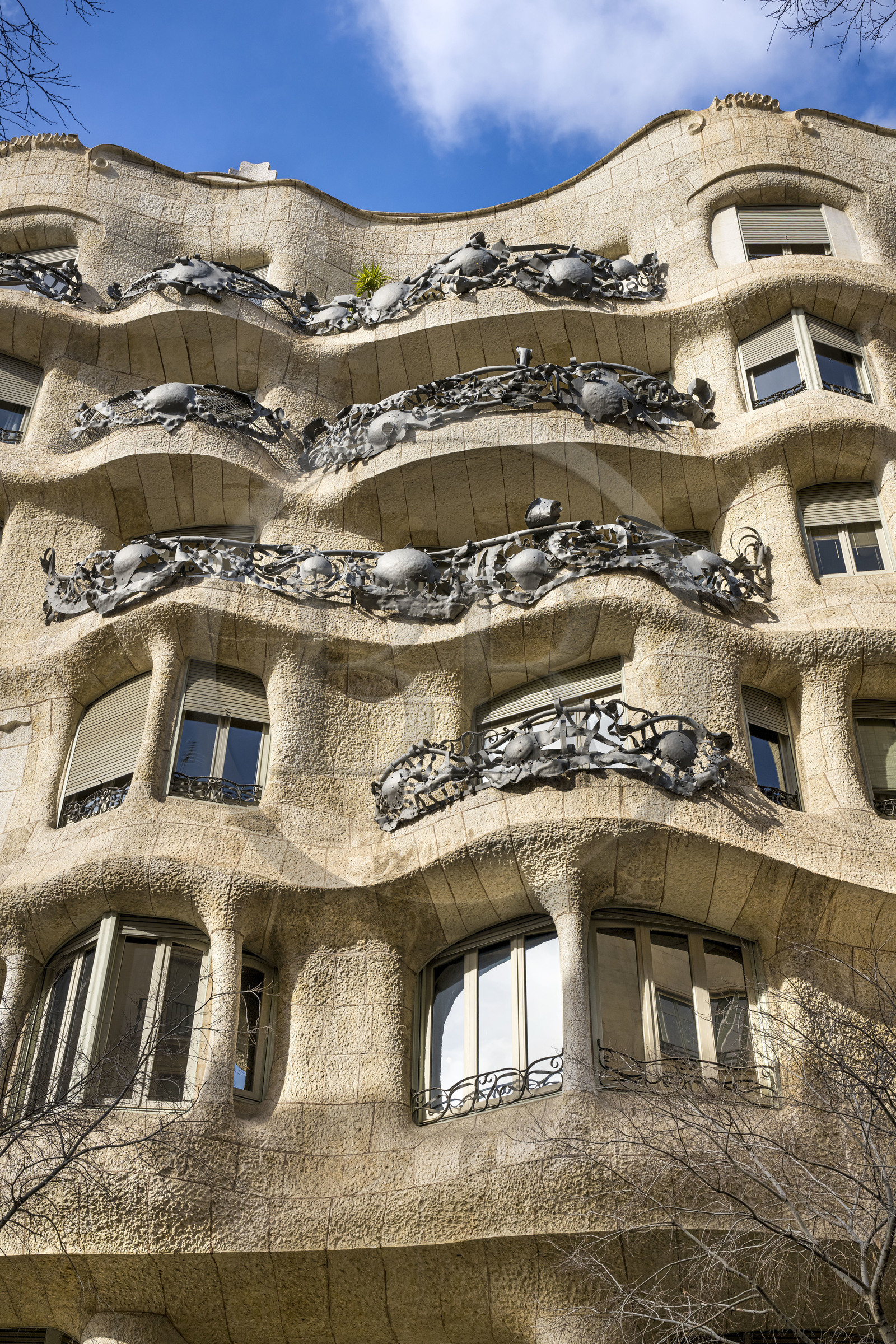 Espagne, Catalogne, Barcelone, quartier de l'Eixample, Passeig de Gracia, Pedrera ou Casa Mila (1905-1910) de l'architecte du modernisme catalan Antoni Gaudi, site classé au Patrimoine Mondial de l'UNESCO, balcon et balustrade en fer forgé