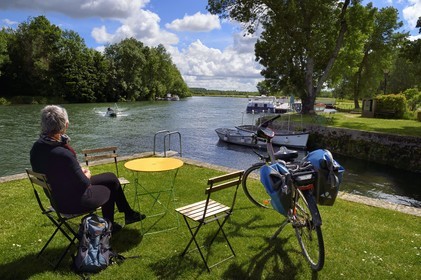 France, Charente-Maritime (17), Saintonge, Port-d'Envaux, cycliste faisant la véloroute La Flow Vélo prenant un café en terrasse au port