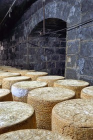 France, Cantal (15), La Chapelle-Laurent, cave d'affinage pour les fromages Marcel Charrade dans l'ancien tunnel ferroviaire de la ligne Saint-Flour - Brioude long d’un kilomètre
