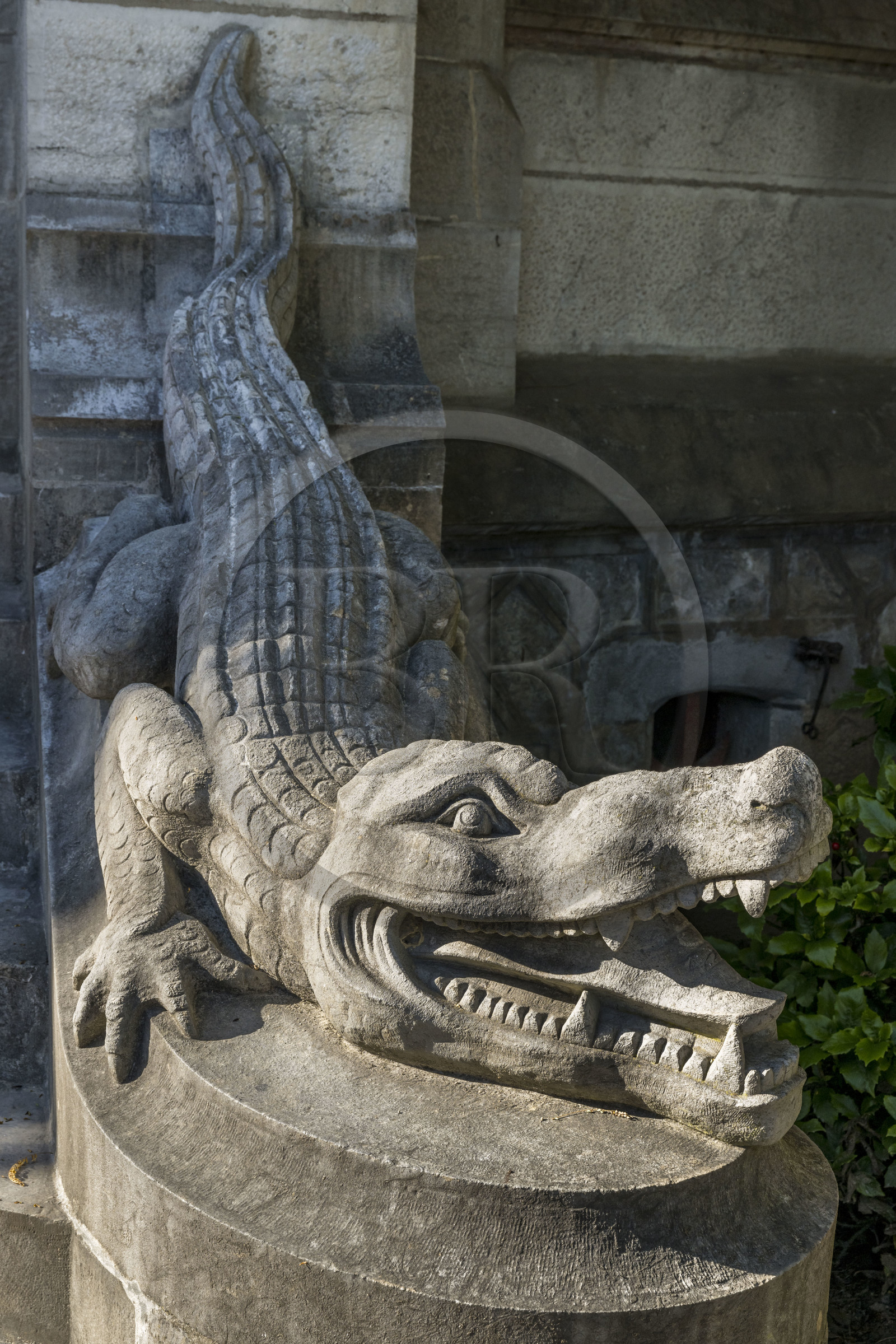 France, Pyrénées-Atlantiques (64), la côte du Pays-Basque, Hendaye, chateau d'Abbadia construit en 1870 par Eugène Viollet-le-Duc pour Antoine d'Abbadie d'Arrast, un des deux crocodiles gardant l'entrée principale France, Pyrénées-Atlantiques (64), la côte du Pays-Basque, Hendaye, chateau d'Abbadia construit en 1870 par Eugène Viollet-le-Duc pour Antoine d'Abbadie d'Arrast, un des deux crocodiles gardant l'entrée principale