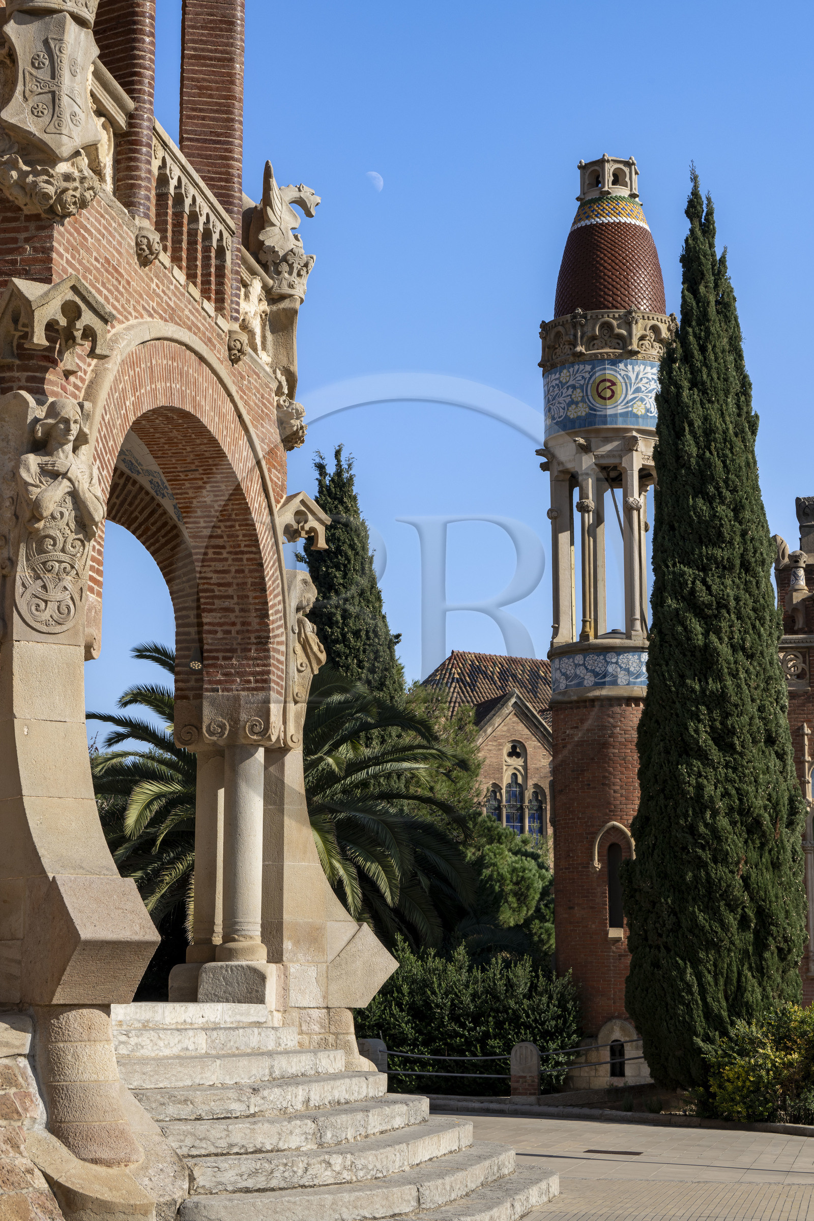 Espagne, Catalogne, Barcelone, quartier d'El Guinardo, ancien Hospital de la Santa Creu i de Sant Pau classé Patrimoine Mondial de l'UNESCO, de style moderniste par l'architecte Domenech i Montaner, aujourd'hui un musée et un centre culturel, batiment des salles d'opération Saint Cosme et Saint Damien (Sant Cosme i Sant Damia)