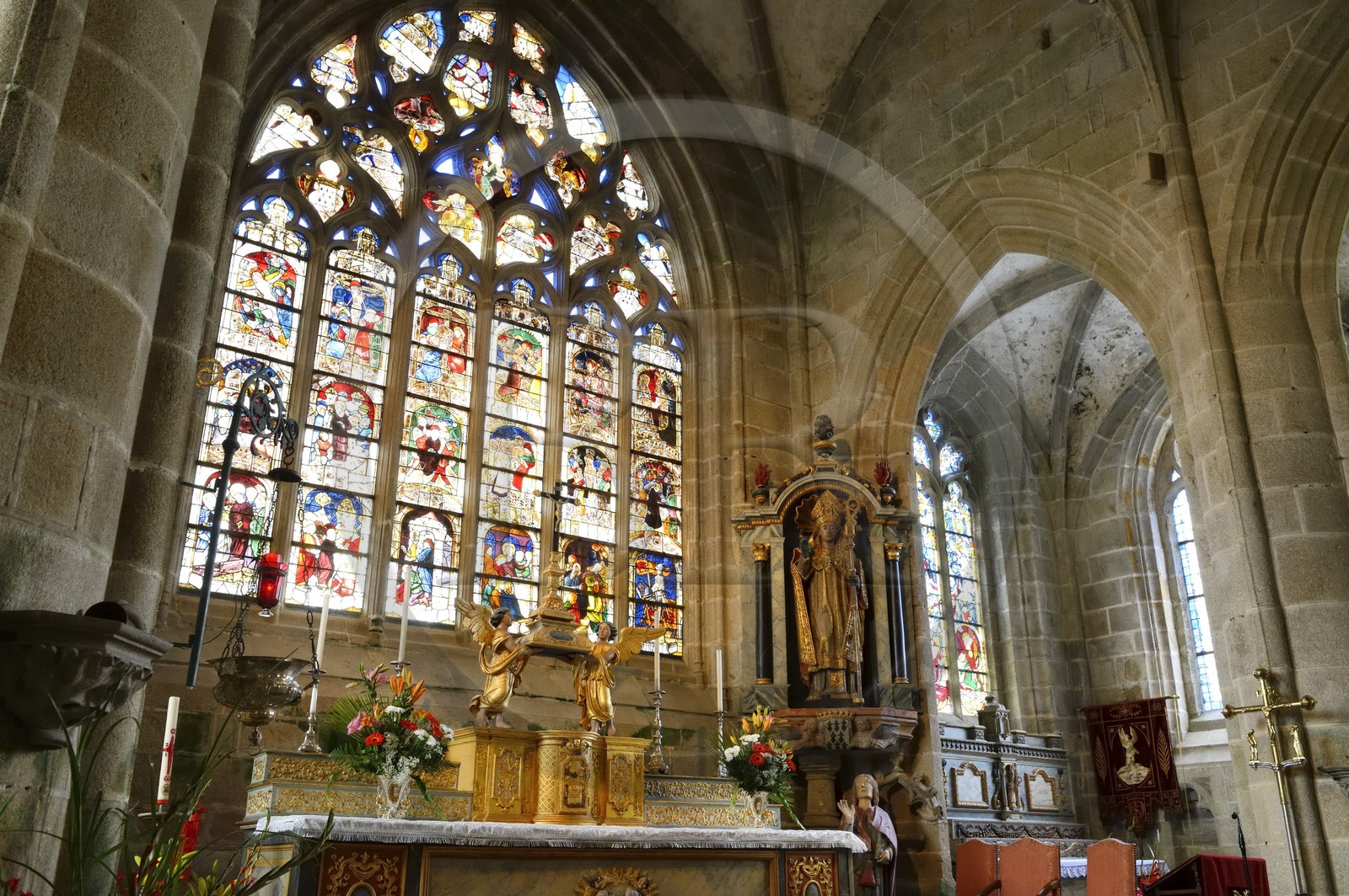 France, Finistère (29), Locronan, labellisé Les Plus Beaux Villages de France, église Saint-Ronan, la statue le représente avec mitre et crosse comme un abbé ou un évêque itinérant