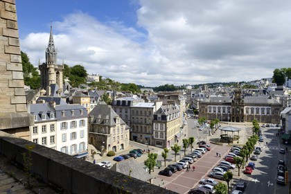 France, Finistère (29), Morlaix, place des Otages et l'église Saint-Melaine depuis le viaduc