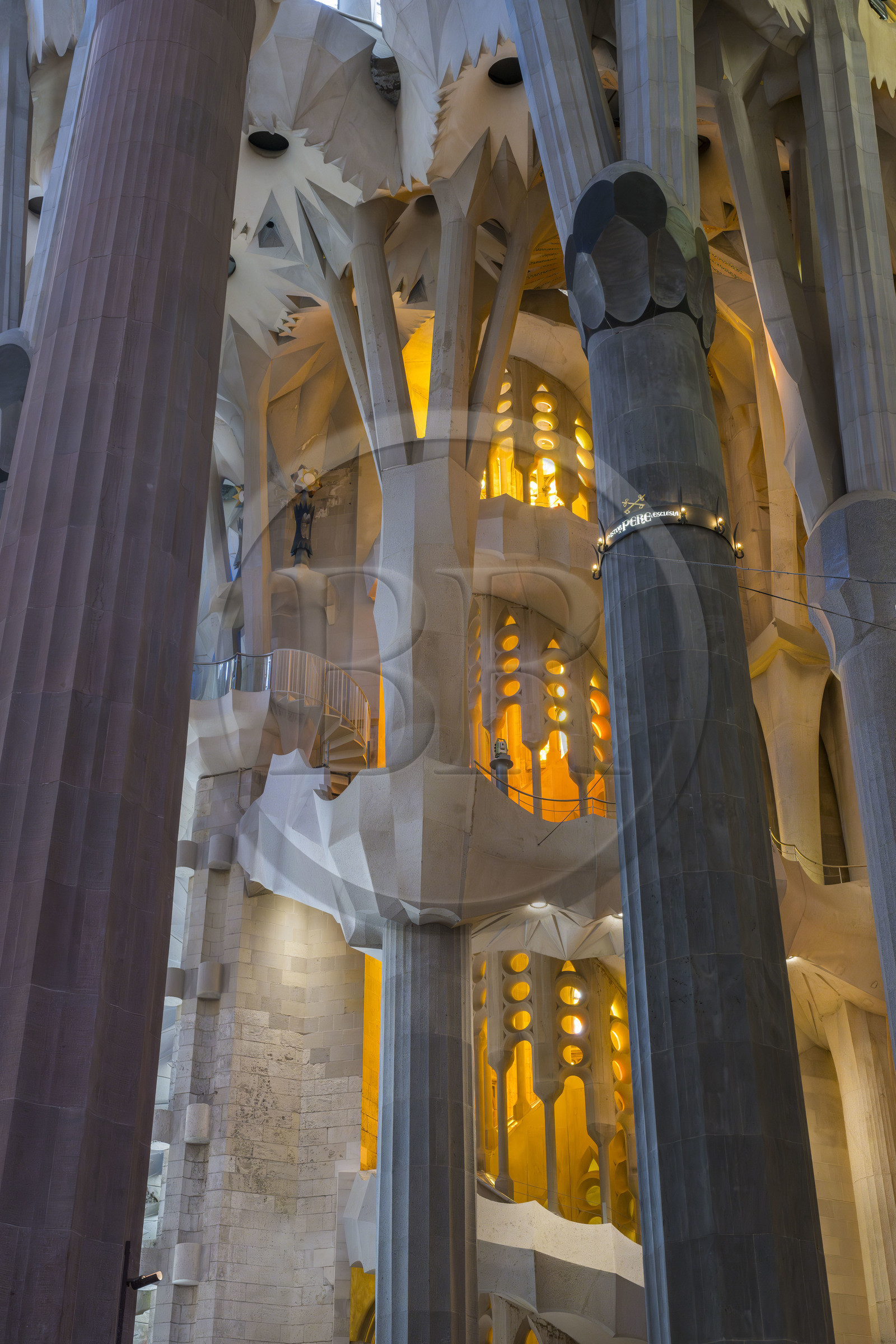 Espagne, Catalogne, Barcelone, quartier de l'Eixample, basilique de la Sagrada Familia de l'architecte du modernisme catalan Antoni Gaudi classée Patrimoine Mondial de l'UNESCO, un des deux escaliers en colimaçon du déambulatoire donnant accès à la partie supérieure du chœur