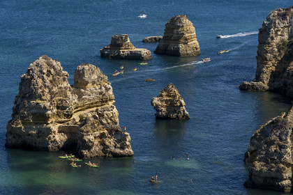 Portugal, Algarve, Lagos, découverte en kayak des formations rocheuses et des falaises de la Ponta da Piedade en face de Praia da Boneca