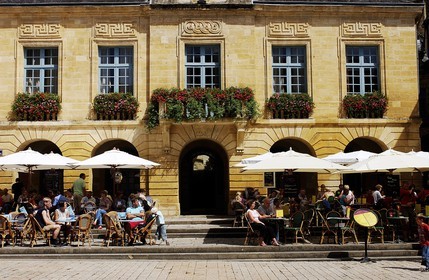 France, Dordogne, Sarlat la Caneda, City Hall on the liberty square and outside cafe