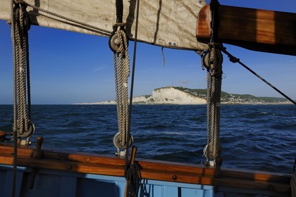 France, Seine-Maritime (76), Pays de Caux, Côte d'Albâtre, sortie en mer à bord du vieux gréement la Tante Fine au large des falaises de Fécamp