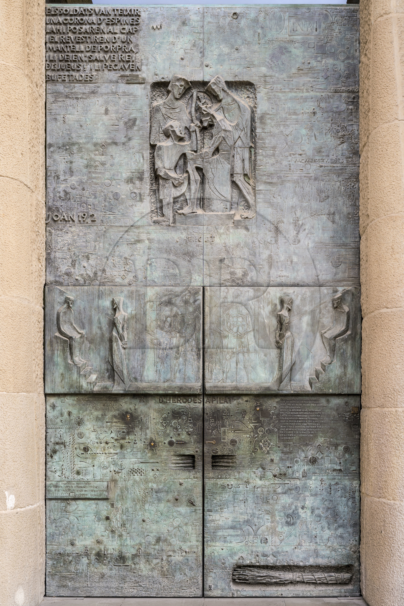 Espagne, Catalogne, Barcelone, quartier de l'Eixample, basilique de la Sagrada Familia de l'architecte du modernisme catalan Antoni Gaudi classée Patrimoine Mondial de l'UNESCO, la façade de la passion, porte de la couronne d'épines réalisée par Josep Maria Subirachs, avec un passage de la Divine Comédie de Dante