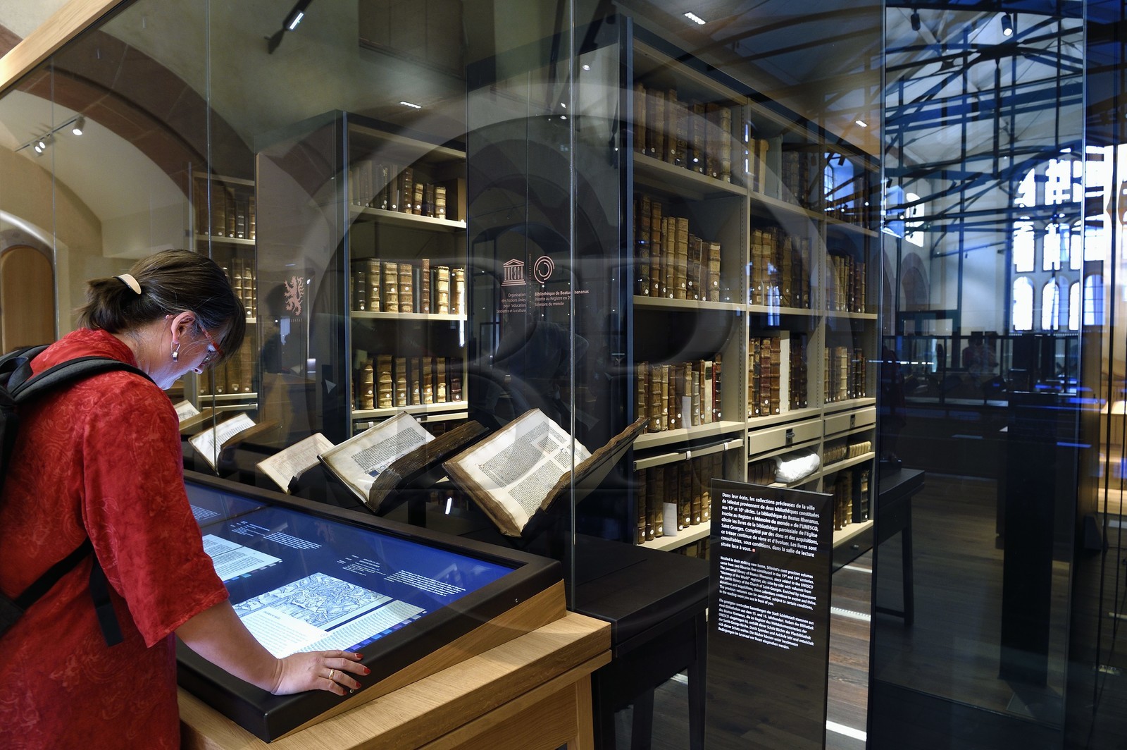 France, Bas-Rhin (67), Selestat, la Bibliothèque humaniste réaménagée par l'architecte Rudy Ricciotti, lecture en numérique des livres présentés à l'arrière des écrans, la bibliothèque personnelle de Beatus Rhenanus (1485-1547) est en arrière plan dans la pièce vitrée France, Bas-Rhin (67), Selestat, la Bibliothèque humaniste réaménagée par l'architecte Rudy Ricciotti, lecture en numérique des livres présentés à l'arrière des écrans, la bibliothèque personnelle de Beatus Rhenanus (1485-1547) est en arrière plan dans la pièce vitrée