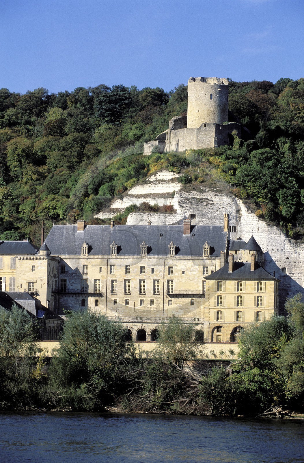 France, Val-d' Oise (95), parc naturel régional du Vexin français, La Roche-Guyon, labellisé Les Plus Beaux Villages de France, donjon dans la falaise